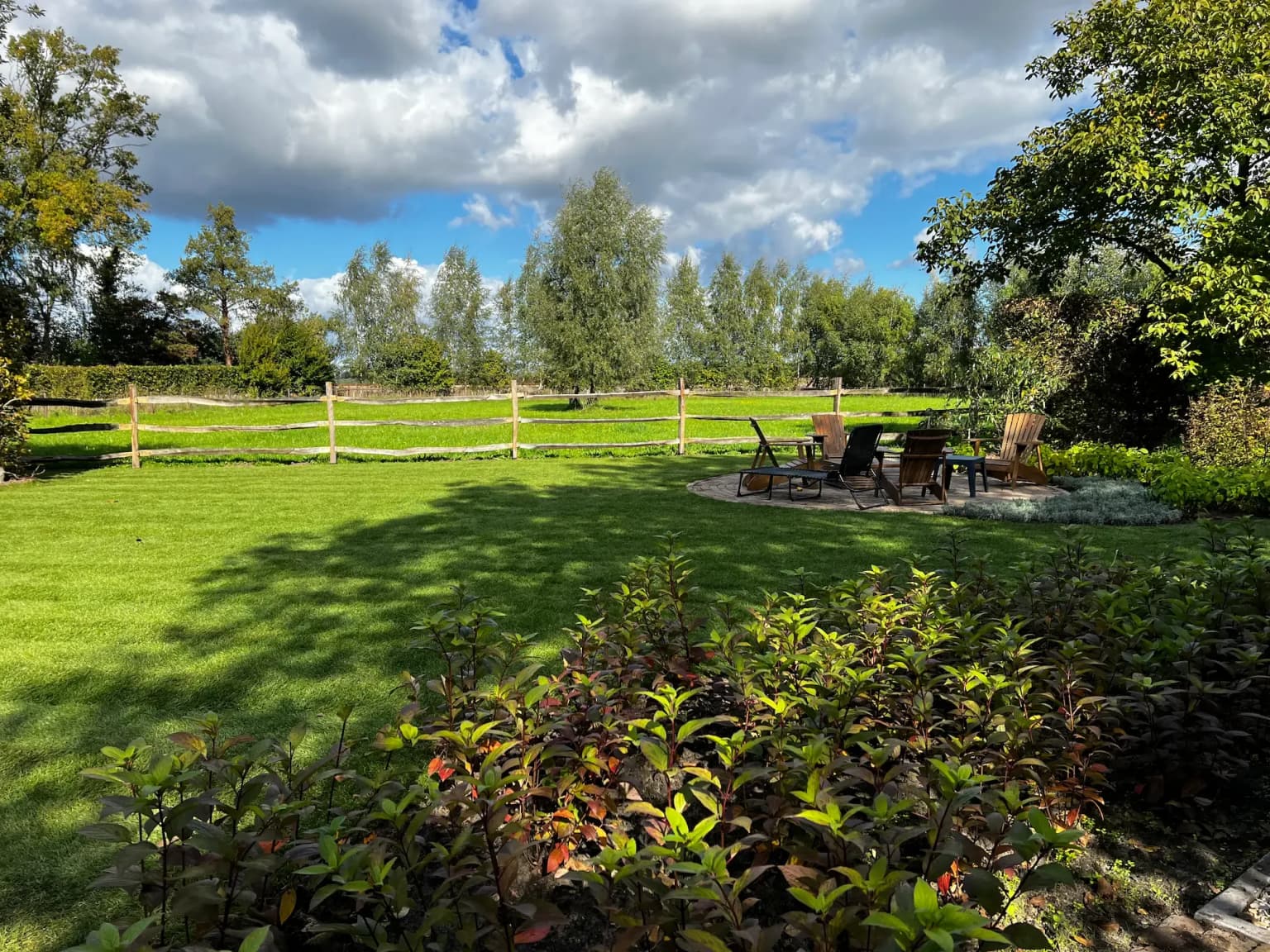 Graszoden gelegd in een tuin in Laren
