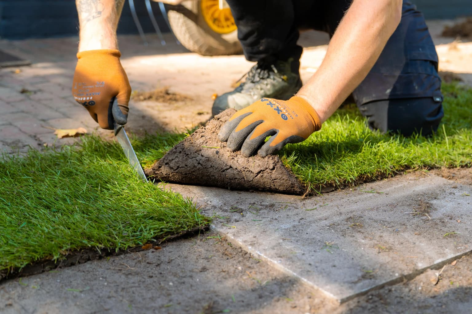 Het op maat snijden van graszoden